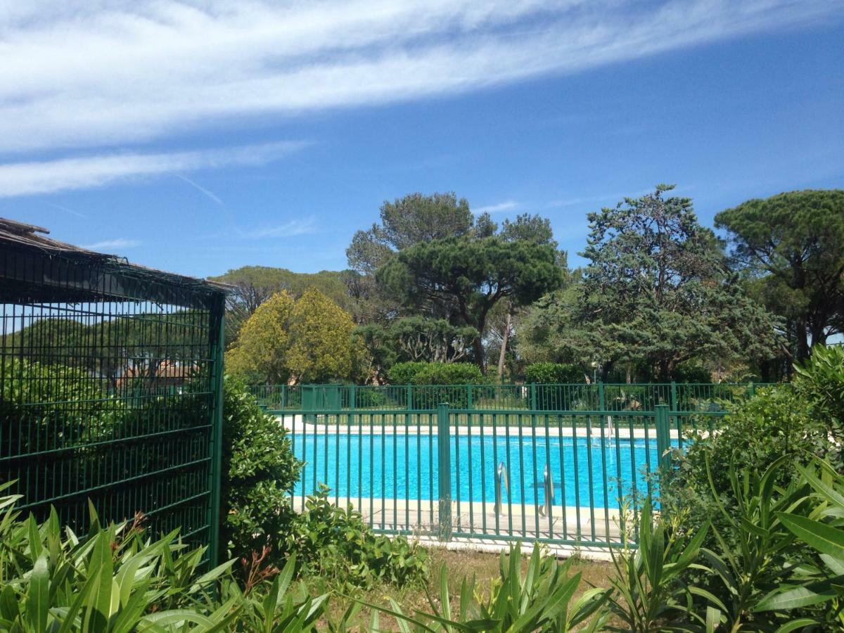 Agréable studio proche StTropez Piscine et Tennis Gassin Esterno foto