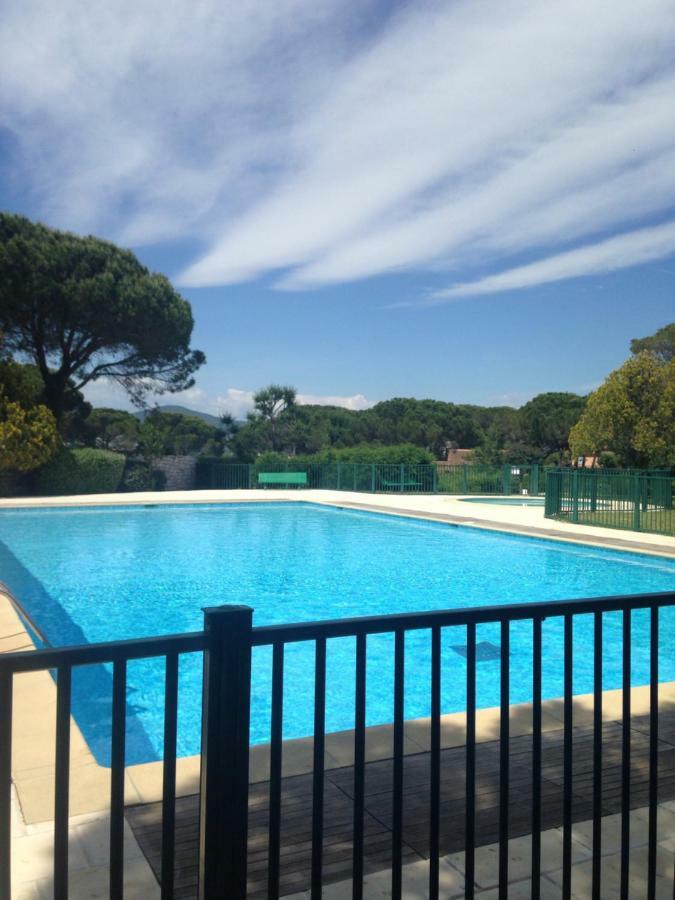 Agréable studio proche StTropez Piscine et Tennis Gassin Esterno foto